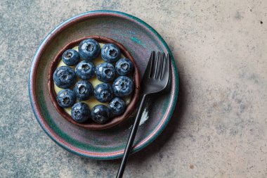 Yaban mersinli tart, çikolata ve krem peynir, üst manzara, fotokopi alanı. Vejetaryen tatlı konsepti.