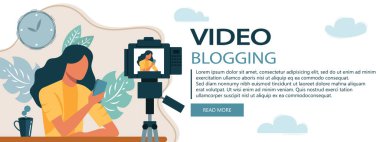 Evdeki kadın sunucunun vektör karikatür çizimi canlı video çeksin. Podcaster ve yayıncı konsepti. Kadın blogu, vlog yapıyor