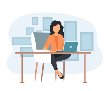 Bilgisayarda çalışan bir kadın. Çevrimiçi eğitim kavramı. Webinar eğitimiyle e-öğrenme. Öğrenci karakteri evde. Evden çalışıyorum. Serbest Çalışmalar