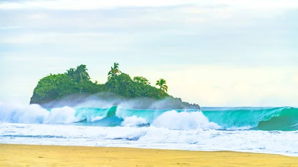 Sonnenaufgang an Playa Cocles, wunderschöner tropischer Karibikstrand, Puerto Viejo, Costa Rica Ostküste und Insel Cocles — Stockfoto