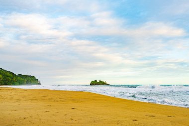 Playa Cocles 'da gün doğumu, güzel tropikal Karayip plajı, Puerto Viejo, Kosta Rika doğu kıyısı