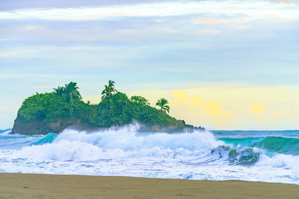 Восход солнца на Playa Cocles, красивый Карибский пляж, Пуэрто-Вьехо, восточное побережье Коста-Рики и остров Коклес