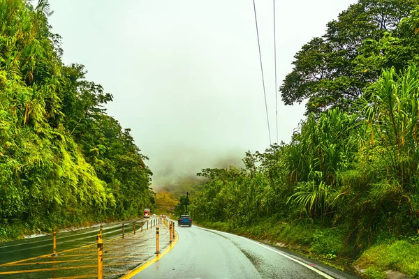 Bella strada nei monti, foresta pluviale Strade del Costa Rica, provincia di Heredia, Costa Rica — Foto Stock