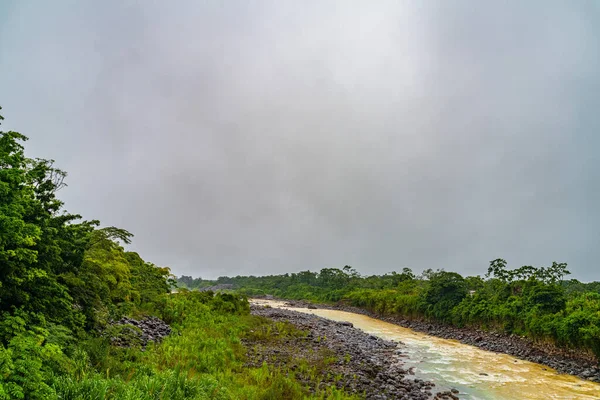 Hermoso camino en las montañas, caminos de selva tropical de Costa Rica, provincia de Heredia, Costa Rica — Foto de Stock