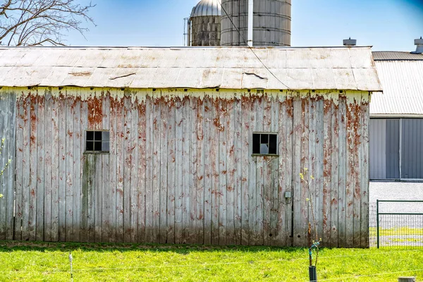 Amish país fazenda celeiro campo agricultura em Lancaster, PA EUA — Fotografia de Stock