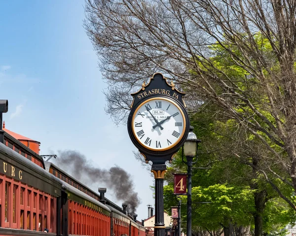 Nice clock in Historic Strasburg Rail Road Station, treno a vapore, autovettura ferroviaria, PA USA — Foto Stock