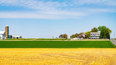 Lancaster, Pennsylvania, PA Kuzey Amerika 'da tarım alanında Amish ülkesi, çiftlik, ev ve ahır..