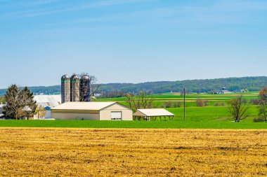 Lancaster, Pennsylvania, PA Kuzey Amerika 'da tarım alanında Amish ülkesi, çiftlik, ev ve ahır..