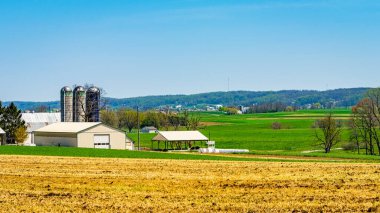Lancaster, Pennsylvania, PA Kuzey Amerika 'da tarım alanında Amish ülkesi, çiftlik, ev ve ahır..