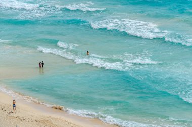 Tropik sahil Cancun, güneşli bir günde Meksika 'nın güzel denizi..