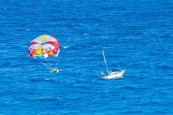 Parasailing Towed Boat Caribbean Sea Tropical Ocean Vacation Concept Cancun — Stockfoto