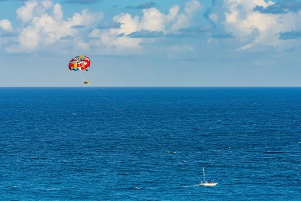 Parasailing Towed Boat Caribbean Sea Tropical Ocean Vacation Concept Cancun — Stock Photo, Image