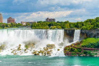Niagara Şelaleleri 'nin, Keçi Adası' nın, Rüzgâr Mağarası 'nın, merdivenlerin ve platformların, ahşap geçitlerin, Niagara Şelalelerinin ve Amerikan Şelalelerinin manzarası..