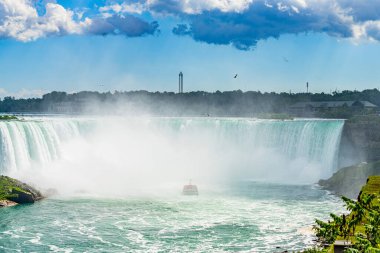 At nalı düşüşü, Niagara Boğazı ve sis içinde tekne, Niagara Şelalesi, Ontario, Kanada.