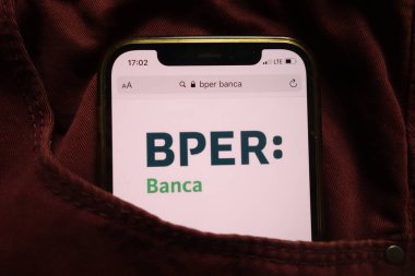 KONSKIE, POLAND - 15 Eylül 2021: BPER Banca Spa logosu kot pantolon cebine gizlenmiş cep telefonunda görüntülendi