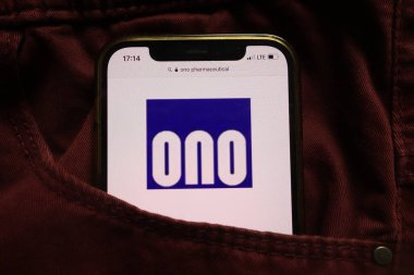 KONSKIE, POLAND - 15 Eylül 2021: Ono Pharmaceutical Co Ltd logosu kot pantolon cebinde saklı cep telefonunda sergilenmektedir