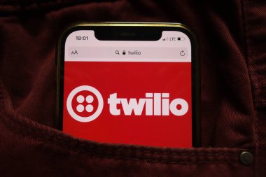 KONSKIE, POLAND - 15 Eylül 2021: Twilio Inc logosu kot pantolon cebinde saklı cep telefonunda sergilendi