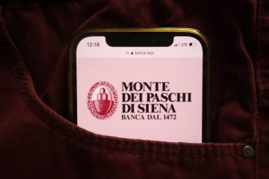 KONSKIE, POLAND - 15 Ocak 2022: Banca Monte Paschi di Siena Spa logosu kot pantolonun cebinde gizli olarak sergilendi