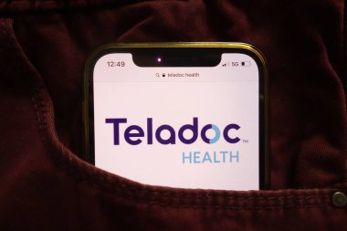 KONSKIE, POLAND - 15 Ocak 2022: Teladoc Health Inc logosu kot pantolon cebine gizlenmiş cep telefonunda sergilendi