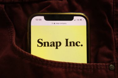 KONSKIE, POLAND - 15 Ocak 2022: Kotların cebine gizlenmiş cep telefonunda Snap Inc logosu