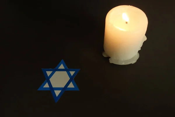 Internationale Holocaust Herdenkingsdag Brandende Kaars Zwarte Tafel Close — Stockfoto