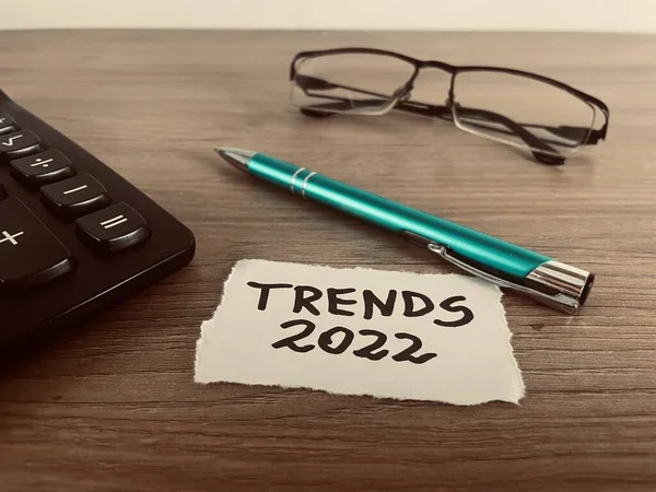 Trendek 2022 Szöveg Tollal Számológéppel Szemüveggel Irodai Asztalon Üzleti Koncepció — Stock Fotó