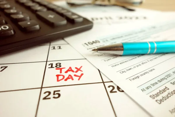 Dzień Zapłaty Podatku Zaznaczony Kalendarzu Kwietnia 2022 Forma 1040 Koncepcja — Zdjęcie stockowe