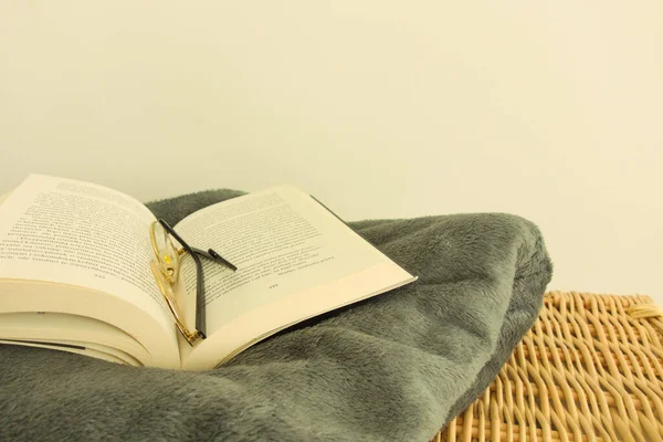 Open Book Reading Glasses Lying Elegant Towel Learning Home Self — Stock Photo, Image