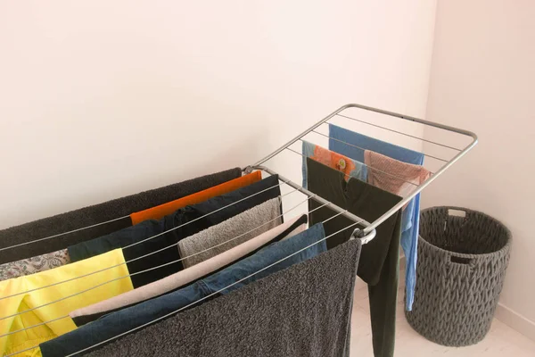 Çamaşırları Çamaşır Kurutma Makinesine Asmak Işleri Konsepti — Stok fotoğraf