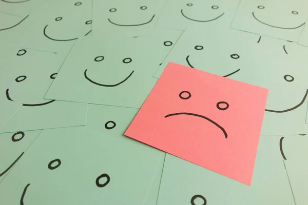 Singel Sorgsen Olycklig Ansikte Emoticon Bland Glada Leende Sorg Koncept — Stockfoto