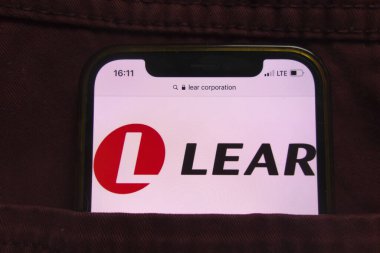KONSKIE, POLAND - 18 Şubat 2022: Kotların cebine gizlenmiş Lear şirketinin logosu