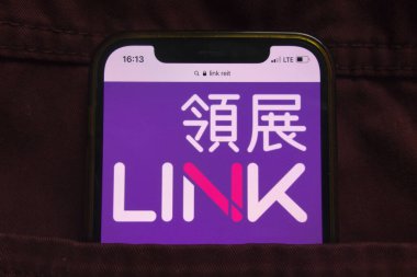 KONSKIE, POLAND - 18 Şubat 2022: Kotların cebine gizlenmiş cep telefonunda Link REIT şirket logosu