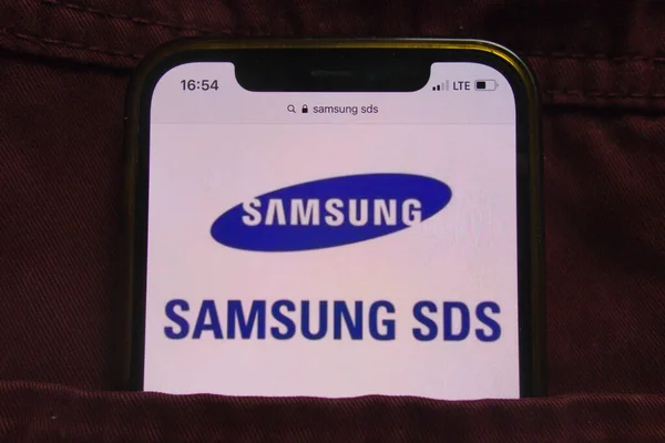 Konskie Poland 2022 Samsung Sds Ltd 청바지 포켓에 숨겨진 전화에 — 스톡 사진