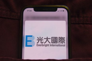KONSKIE, POLAND - 22 Şubat 2022: Çin Everbright International Limited logosu kot pantolon cebinde saklı cep telefonunda sergilenmektedir