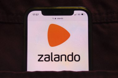 KONSKIE, POLAND - 27 Şubat 2022: Zalando SE logosu kot pantolon cebinde saklı cep telefonunda sergilendi