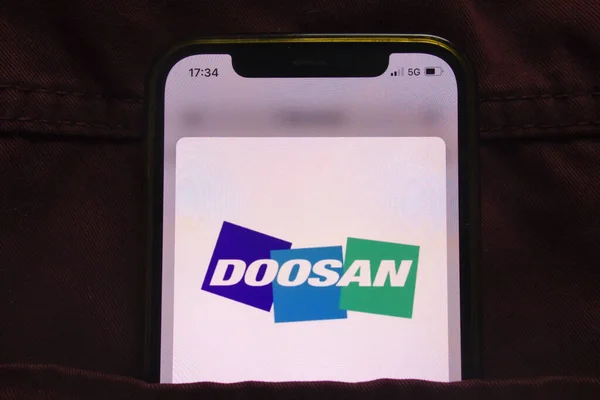 Konskie Poland February 2022 Doosan Company Logo Displayed Mobile Phone — Stock Photo, Image