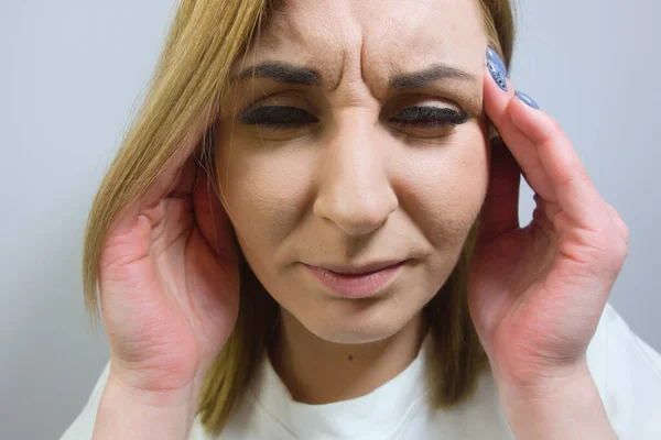 Zestresowana Młoda Dama Cierpiąca Ból Głowy Masująca Świątynie Ból Migreny — Zdjęcie stockowe