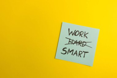 Yapışkan nota el yazısıyla yazılmış akıllı metin çalışması. Zeka, başarı, planlama, motivasyon, yaratıcılık kavramı. Tasarımınız için alanı kopyalayın