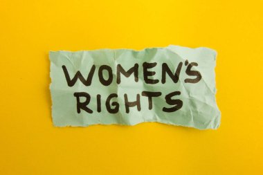 Buruşuk nota el yazısıyla yazılmış kadın hakları. Feminizm, özgürlük, ihlal kavramı