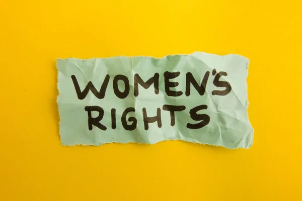 Worte Frauenrechte Handgeschrieben Auf Zerknittertem Zettel Feminismus Freiheit Verletzungskonzept — Stockfoto