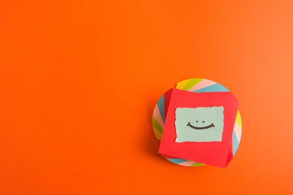 Szczęśliwa Uśmiechnięta Dłoń Narysowana Kolorowym Tle Międzynarodowy Dzień Dziecka Wakacje — Zdjęcie stockowe