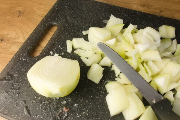 Rålök Hackad Skärbräda Med Kniv — Stockfoto