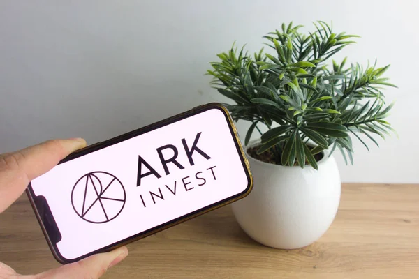ポーランド コンスキー2022年3月26日 携帯電話に表示されるArk Investment Management Llcのロゴ — ストック写真