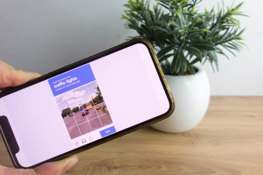 KONSKIE, POLAND - 26 Mart 2022: Cep telefonunda robot spam kontrolü gösterildi. Captcha Doğrulaması