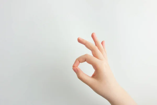 Kinderhand Macht Geste Erfolg Übereinstimmung Zulassungskonzepte Weißer Hintergrund Mit Kopierraum — Stockfoto