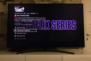 KONSKIE, POLAND - 02 Nisan 2022: TV ekranındaki Netflix platformu Is It Cake reality series