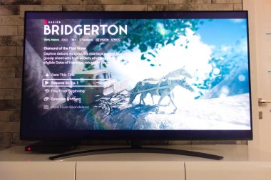 KONSKIE, POLAND - 02 Nisan 2022: Bridgerton serisini gösteren Netflix platformu
