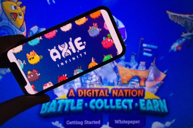 KONSKIE, POLAND - 02 Nisan 2022: Axie Infinity nft çevrimiçi video oyunu logosu cep telefonunda görüntülendi