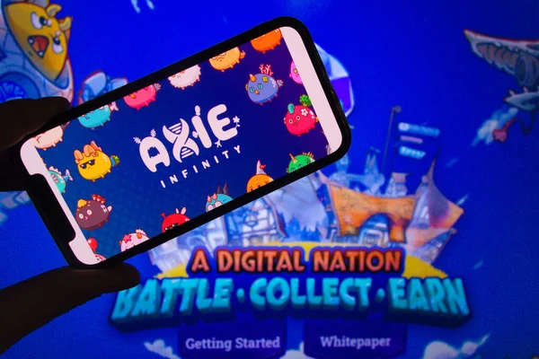 KONSKIE, POLAND - 02 Nisan 2022: Axie Infinity nft çevrimiçi video oyunu logosu cep telefonunda görüntülendi