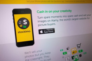 KONSKIE, POLAND - 27 Nisan 2022: www.stockimo.com Stockimo.com Stockimo uygulama web sitesi dizüstü bilgisayarda gösterildi